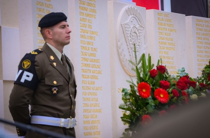 Zaprešić - grad-zapresic.com - Zanimljivosti - U vojarni “1. gardijske brigade Tigrovi – Croatia” u Zagrebu otkriven spomenik u čast poginulim, nestalim i umrlim pripadnicima Vojne policije